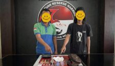 BARANG BUKTI & PELAKU: (Dari kiri ke kanan) MR (38) dan SI (29) saat diamankan di Mapolres Tanjung Jabung Barat bersama sejumlah barang bukti narkotika jenis sabu, alat hisap (bong), timah rokok, serta ponsel yang digunakan untuk bertransaksi. Keduanya diringkus tim gabungan Polsek Tungkal Ulu setelah terendus menjalankan bisnis haram yang dikendalikan dari balik jeruji besi. (FOTO : Dok. Humas Res Tanjabbbar)
