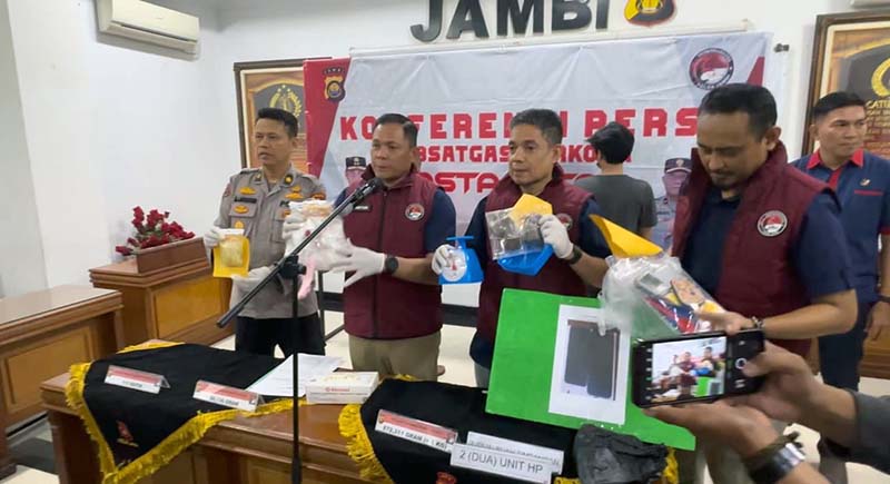 Dirresnarkoba Polda Jambi Kombes Pol Dr Ernesto Saiser Saat Pres Rilis Pengungkapan di Mapolda Hambi. FOTO : Viryzha