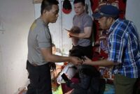 Pelaku WN alias GOGON (30) Saat Diamankan oleh Anggota Polsek TebingTinggi di Saksikan Ketua RT. FOTO : Humas