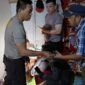 Pelaku WN alias GOGON (30) Saat Diamankan oleh Anggota Polsek TebingTinggi di Saksikan Ketua RT. FOTO : Humas