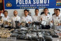 TANGKAPAN BESAR JARINGAN INTERNASIONAL! 🚨
Kapolresta Deli Serdang Kombes Pol. Hendria Lesmana, S.I.K., memimpin langsung konferensi pers pengungkapan kasus narkotika jaringan Malaysia di Mapolresta Deli Serdang, Senin (27/4/2026). (FOTO : Mediapurnapolri)