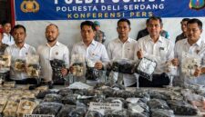 TANGKAPAN BESAR JARINGAN INTERNASIONAL! 🚨
Kapolresta Deli Serdang Kombes Pol. Hendria Lesmana, S.I.K., memimpin langsung konferensi pers pengungkapan kasus narkotika jaringan Malaysia di Mapolresta Deli Serdang, Senin (27/4/2026). (FOTO : Mediapurnapolri)