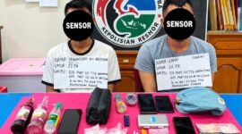 FOTO: Dua pria yang diamankan dalam pengungkapan dugaan kasus narkotika bersama sejumlah barang bukti yang disita petugas Satresnarkoba Polres Tebo. Barang bukti diduga berkaitan dengan perkara, Jumat (9/10/2026). (FOTO: ISTIMEWA)