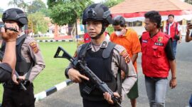 Pelaku Pembunuan Saat Akan Dihadirkan dalam konferensi pers Kapolres Tanjab Timur AKBP Heri Supriawan, SIK, MH, Rabu (2/8/23). [FOTO : HUMAS RTT]