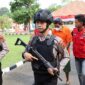 Pelaku Pembunuan Saat Akan Dihadirkan dalam konferensi pers Kapolres Tanjab Timur AKBP Heri Supriawan, SIK, MH, Rabu (2/8/23). [FOTO : HUMAS RTT]