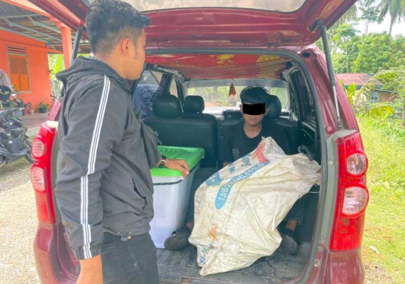 Terduga Pelaku PEncurian YVK (16) warga Desa Kelurahan Dusun Bangko Kec. Bangko Kab. Merangin Saat Diamankan Polres Merangin. [FOTO : Reskrim PM]