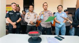 Kapolsek Jambi Timur AKP Edi Mardi saat menggelar konferensi pers didampingi Kasi Humas Ipda Dedi dan Kanit Reskrim Polsek Jambi Timur, Jum’at (04/10/24). FOTO : VIRYZHA