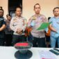 Kapolsek Jambi Timur AKP Edi Mardi saat menggelar konferensi pers didampingi Kasi Humas Ipda Dedi dan Kanit Reskrim Polsek Jambi Timur, Jum’at (04/10/24). FOTO : VIRYZHA