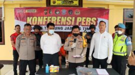 Waka Polres Tanjab Timur  KOMPOL Gokma Uliate Sitompul, SH SIK Saat Memimpin Pres Rilis Pengungkapan Kasus Peranpokan Pasutri Kakek dan Nenek di di Loby Mapolres,  Senin (31/10/22). [FOTO : Humas PTT]