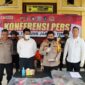 Waka Polres Tanjab Timur  KOMPOL Gokma Uliate Sitompul, SH SIK Saat Memimpin Pres Rilis Pengungkapan Kasus Peranpokan Pasutri Kakek dan Nenek di di Loby Mapolres,  Senin (31/10/22). [FOTO : Humas PTT]