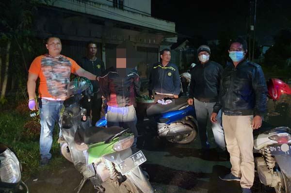 MH, Satu Warga Terduga Terlibat Pungli Ditangkap Unit Reskrim Polsek Kumpeh Ulu, Jumat (17/12/21). FOTO : Humas PMJ