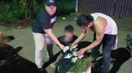 Kanit Reskrim Polsek Kumpeh Ulu IPDA H. Sirait, SH, MH dan Anggota Ketika Memeriksa Terduga Pelaku Pungli di TKP, Selasa (18/1/22) malam. FOTO : Polsek Kumpeh Ulu