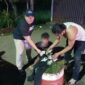 Kanit Reskrim Polsek Kumpeh Ulu IPDA H. Sirait, SH, MH dan Anggota Ketika Memeriksa Terduga Pelaku Pungli di TKP, Selasa (18/1/22) malam. FOTO : Polsek Kumpeh Ulu