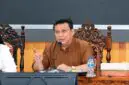 Wakil Bupati Dr. H. Katamso, SA, S.E., M.E saat memimpin rapat mediasi penanganan konflik lahan Desa Taman Raja di Ruang Pola Kantor Bupati Tanjab Barat, Kamis (1/10/2026). FOTO : PROKOPIM