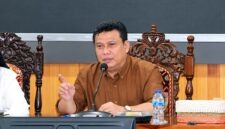 Wakil Bupati Dr. H. Katamso, SA, S.E., M.E saat memimpin rapat mediasi penanganan konflik lahan Desa Taman Raja di Ruang Pola Kantor Bupati Tanjab Barat, Kamis (1/10/2026). FOTO : PROKOPIM