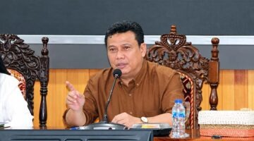 Wakil Bupati Dr. H. Katamso, SA, S.E., M.E saat memimpin rapat mediasi penanganan konflik lahan Desa Taman Raja di Ruang Pola Kantor Bupati Tanjab Barat, Kamis (1/10/2026). FOTO : PROKOPIM