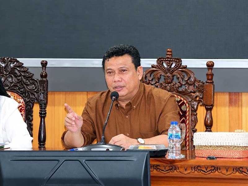 Wakil Bupati Dr. H. Katamso, SA, S.E., M.E saat memimpin rapat mediasi penanganan konflik lahan Desa Taman Raja di Ruang Pola Kantor Bupati Tanjab Barat, Kamis (1/10/2026). FOTO : PROKOPIM