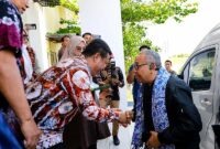 Wakil Bupati Dr. H. Katamso SA, S.E., M.E., menyambut hangat kedatangan Wakil Menteri Ketenagakerjaan RI, Dr. Ir. H. Afriansyah Noor, M.Si., IPU di Bandara STS Jambi, Minggu (9/8). (FOTO : Dok. Prokopim)