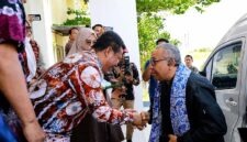 Wakil Bupati Dr. H. Katamso SA, S.E., M.E., menyambut hangat kedatangan Wakil Menteri Ketenagakerjaan RI, Dr. Ir. H. Afriansyah Noor, M.Si., IPU di Bandara STS Jambi, Minggu (9/8). (FOTO : Dok. Prokopim)