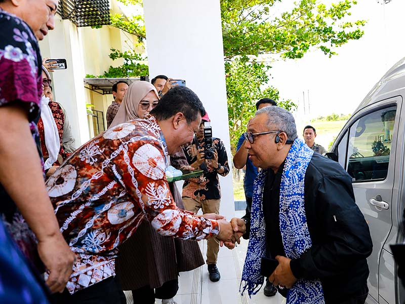 Wakil Bupati Dr. H. Katamso SA, S.E., M.E., menyambut hangat kedatangan Wakil Menteri Ketenagakerjaan RI, Dr. Ir. H. Afriansyah Noor, M.Si., IPU di Bandara STS Jambi, Minggu (9/8). (FOTO : Dok. Prokopim)