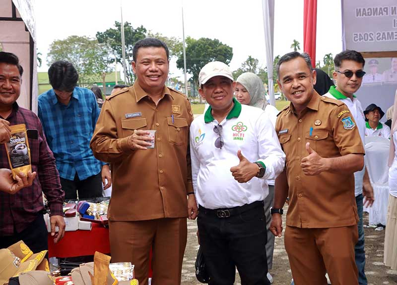 Hadir langsung di Bukit Cinto Kenang, Wakil Bupati Tanjab Barat Dr. H. Katamso memberikan dukungan penuh atas dilantiknya kepengurusan baru DPD HKTI Jambi oleh Wakil Menteri Pertanian RI di Bukit Cinto Kenang, Muaro Jambi pada 21 April 2026. (FOTO : Dok. Prokopim TJB)