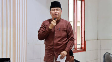 KOMUNIKASI DUA ARAH:  Wakil Bupati Tanjab Barat, Katamso, menyampaikan paparan program pembangunan di hadapan jamaah Masjid Al-Ula, Desa Penyabungan, saat kegiatan Safari Ramadan Pemkab Tanjab Barat tahun 2026. [FOTO : PROKOPIM]