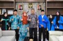Wakil Bupati Tanjab Barat, Dr. H. Katamso (tengah), didampingi Ketua Prodi HKI UINKA Dr. Heryani (ketiga kiri), saat melepas tim mahasiswa UINKA Kuala Tungkal menuju babak Final LKTI Jambi SPARK BI 2026 di Ruang Kerja Wabup, Kamis (3/9). (FOTO : Dok. PROKOPIM)