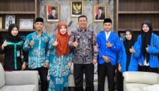 Wakil Bupati Tanjab Barat, Dr. H. Katamso (tengah), didampingi Ketua Prodi HKI UINKA Dr. Heryani (ketiga kiri), saat melepas tim mahasiswa UINKA Kuala Tungkal menuju babak Final LKTI Jambi SPARK BI 2026 di Ruang Kerja Wabup, Kamis (3/9). (FOTO : Dok. PROKOPIM)