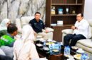 Wakil Bupati Tanjung Jabung Barat Katamso (tengah, berkemeja hitam) saat menerima kunjungan kerja Tenaga Ahli Menteri Pertanian RI Ida Bagus Purwalaksana (kanan) di Kuala Tungkal, Jumat (22/5). Pertemuan tersebut membahas langkah strategis peningkatan produktivitas sektor padi, kopi, dan kelapa di wilayah Tanjab Barat. (FOTO: Prokopim Tanjab Barat)