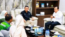 Wakil Bupati Tanjung Jabung Barat Katamso (tengah, berkemeja hitam) saat menerima kunjungan kerja Tenaga Ahli Menteri Pertanian RI Ida Bagus Purwalaksana (kanan) di Kuala Tungkal, Jumat (22/5). Pertemuan tersebut membahas langkah strategis peningkatan produktivitas sektor padi, kopi, dan kelapa di wilayah Tanjab Barat. (FOTO: Prokopim Tanjab Barat)