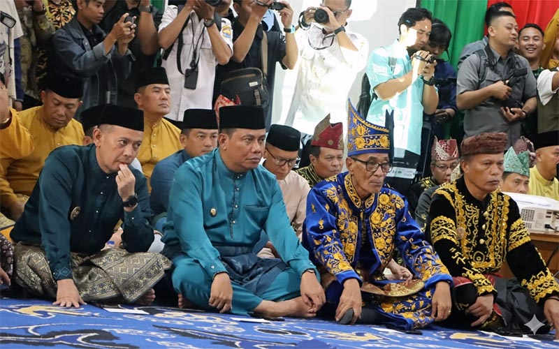 Wabup H. Katamso Saatt Hadir pada Acara Prosesi Penganugerahan Gelar Adat Melayu Jambi yang diselenggarakan oleh Lembaga Adat Melayu (LAM) Provinsi Jambi di Balairung Sari Lembaga Adat Melayu Jambi, Kamis (22/01/26). FOTO : Prokopim