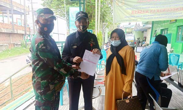 Salah Satu dari Keluarga Besar TNI di Wilayah Korem 042/Gapu Tengah Menjalani Vaksinasi Covid-19. (FOTO : KOREM042)