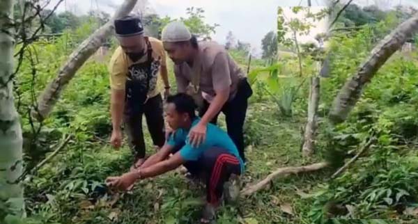 Pelaku Ridho (22) Dibawa Polisi Untuk Menunjukan Barang Bukti Pisau yang Digunakan Melakukan Penganiayaan, pada Jumat (27/08/21). FOTO : Tanfkapan Layar Video Dok, Res Bungo