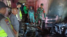 Tampak Personel Polsek Tungkal Ulu dan Baninsa Berada di Lokasi Kebakaran. FOTO : Polsek TU