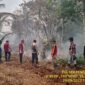 Personel Polsek Pengabuan bersama Team Terpadu Penanggulangan Karhutla Berada di Lokasi Kebakaran Lahan di RT. 04 Dusun Nibung  Jaya, Desa Mekar Jati, Kecamatan Pengabuan. FOTO : HUMAS 