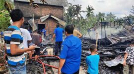 FOTO : Tampak Kadis Pemadam dan Penyemalatan seta Anggota Usai Pemadaman dan Melakukan Pendiginan di TKP