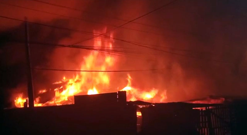 Dua Unit Rumah Semi Permanen di Payo Selincah Ludes Terbakar. [FOTO : Damkar Kota Jambi]