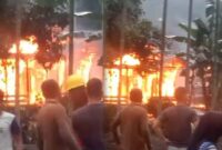 Musibah Kebakaran di RT 04 Parit Lapis Tomo Kelurahan Mekar Jaya, Kecamatan Betara Tanjab Barat. FOTO : Tangkapan Layar 