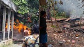 Tampak Api Tengah Membakar Rumah dan Rumas Pasca Tebakar di Desa Tanjung Bojo RT 06, Kecamatan, Batang Asam, Tanjab Barat, Jambi, Sabtu (29/1/22). FOTO : Dinas Pemadam