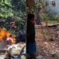 Tampak Api Tengah Membakar Rumah dan Rumas Pasca Tebakar di Desa Tanjung Bojo RT 06, Kecamatan, Batang Asam, Tanjab Barat, Jambi, Sabtu (29/1/22). FOTO : Dinas Pemadam