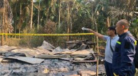 Personel Polsek Betara saat melakukan olah TKP. FOTO : Dok/Polsek Betara