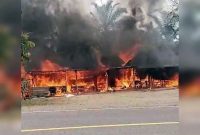 Penampakan Api Melahap Dua Rumah Bedeng di Desa Dusun Mudo Hingga Ludes Terbakar. FOTO : IST