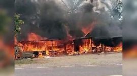 Penampakan Api Melahap Dua Rumah Bedeng di Desa Dusun Mudo Hingga Ludes Terbakar. FOTO : IST