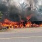Penampakan Api Melahap Dua Rumah Bedeng di Desa Dusun Mudo Hingga Ludes Terbakar. FOTO : IST