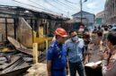 Petugas Pemadam Kebakaran Kota Jambi bersama jajaran pejabat Polda Jambi melakukan koordinasi dan pendataan di lokasi kebakaran kompleks Asrama Polisi, Jambi, Kamis (30/7/2026). Insiden yang menghanguskan delapan unit rumah dinas ini dipastikan tidak menimbulkan korban jiwa. (Foto: Dok. Istimewa)
