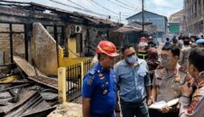 Petugas Pemadam Kebakaran Kota Jambi bersama jajaran pejabat Polda Jambi melakukan koordinasi dan pendataan di lokasi kebakaran kompleks Asrama Polisi, Jambi, Kamis (30/7/2026). Insiden yang menghanguskan delapan unit rumah dinas ini dipastikan tidak menimbulkan korban jiwa. (Foto: Dok. Istimewa)