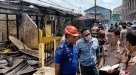Petugas Pemadam Kebakaran Kota Jambi bersama jajaran pejabat Polda Jambi melakukan koordinasi dan pendataan di lokasi kebakaran kompleks Asrama Polisi, Jambi, Kamis (30/7/2026). Insiden yang menghanguskan delapan unit rumah dinas ini dipastikan tidak menimbulkan korban jiwa. (Foto: Dok. Istimewa)