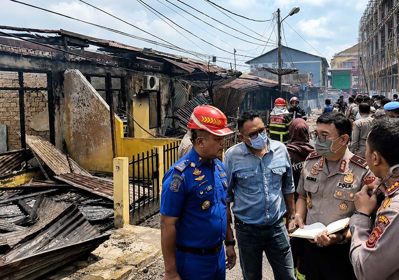 Petugas Pemadam Kebakaran Kota Jambi bersama jajaran pejabat Polda Jambi melakukan koordinasi dan pendataan di lokasi kebakaran kompleks Asrama Polisi, Jambi, Kamis (30/7/2026). Insiden yang menghanguskan delapan unit rumah dinas ini dipastikan tidak menimbulkan korban jiwa. (Foto: Dok. Istimewa)