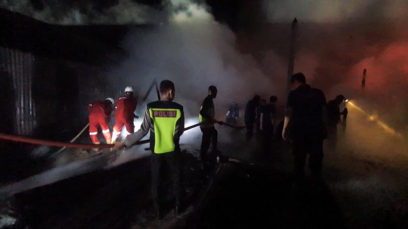 Saat Terjadinya Kebakaran di Jalan Pelabuhan-Gang Antara RT.14, RT 16, dan RT.18 Kel. Tungkal III Kec. Tungkal Ilir Kab. Tanjab Barat. FOTO : Polsek Ilir