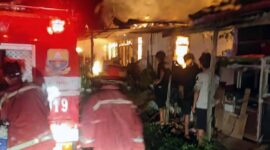 Petugas Pemadam Kebakaran Kota Jambi Bajibaku Lakukan Upaya Pemadaman di Lokasi Kebakaran, Rabu (26/10). FOTO : Dhea/Ist.